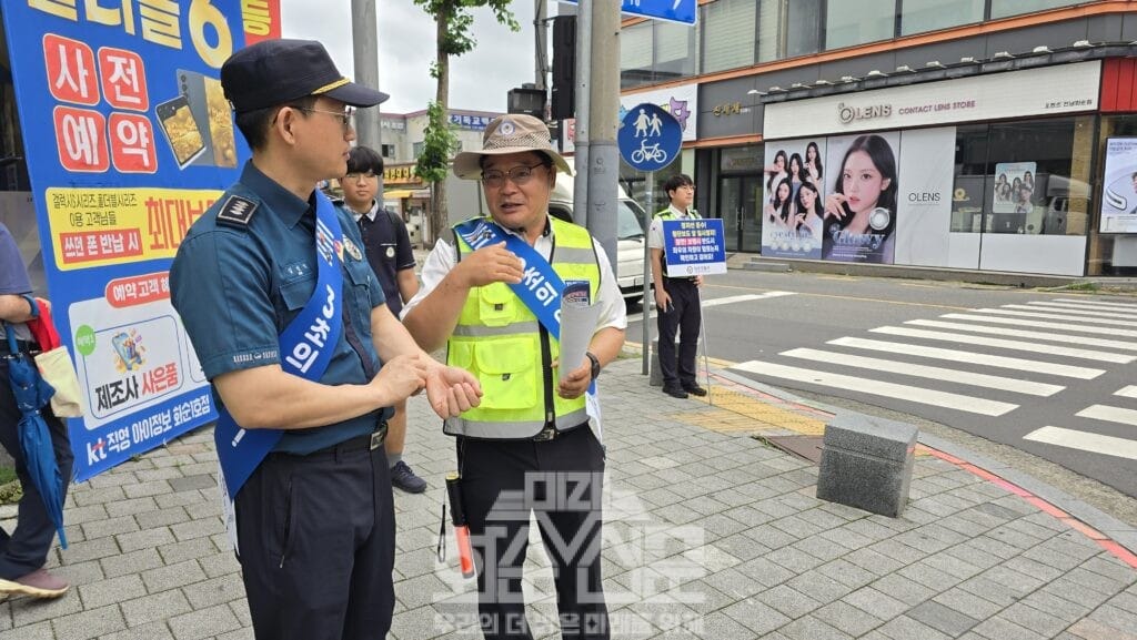 화순경찰서 경찰관과 화순군 자율방범대 화순읍대 대장(구병찬) 씨가 업무협조에 대해 소통중인 모습