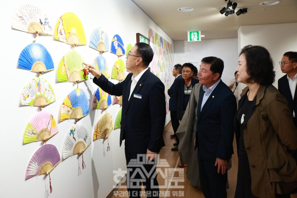 2 류현자·정선 초대 ‘사모곡 끝없는 해원(海原)’展 관람