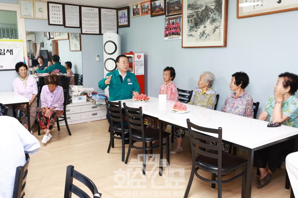 폭염 대비 경로당(무더위 쉼터) 현장 방문_구복규 화순군수가 화순읍 벽라 1구 경로당에서 경로당회원들의 건강 등 안부를 확인하고 있다.