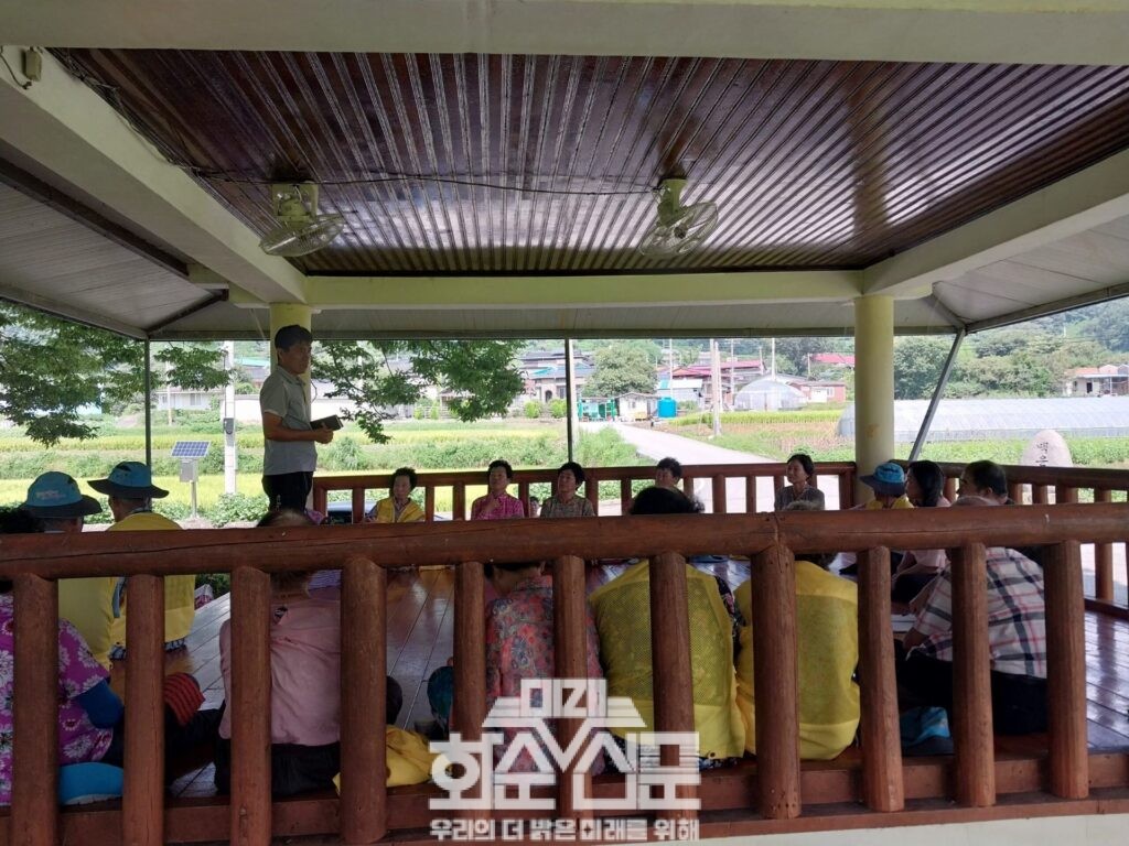 청풍면 백운마을 주민들의 어울림마을 조성사업 추진을 위한 자유토론 모습