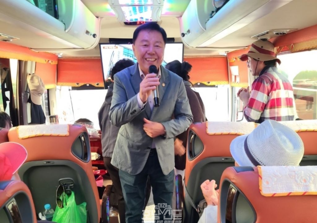 문화탐방을 위해 참석한 차량을 일일히 찿아다니며 인사를 건내는 오형열 화순군의회의장   