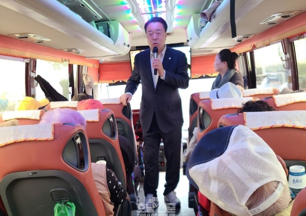 문화탐방을 위해 참석한 차량을 일일히 찿아다니며 인사를 건내는 구복규 화순군수