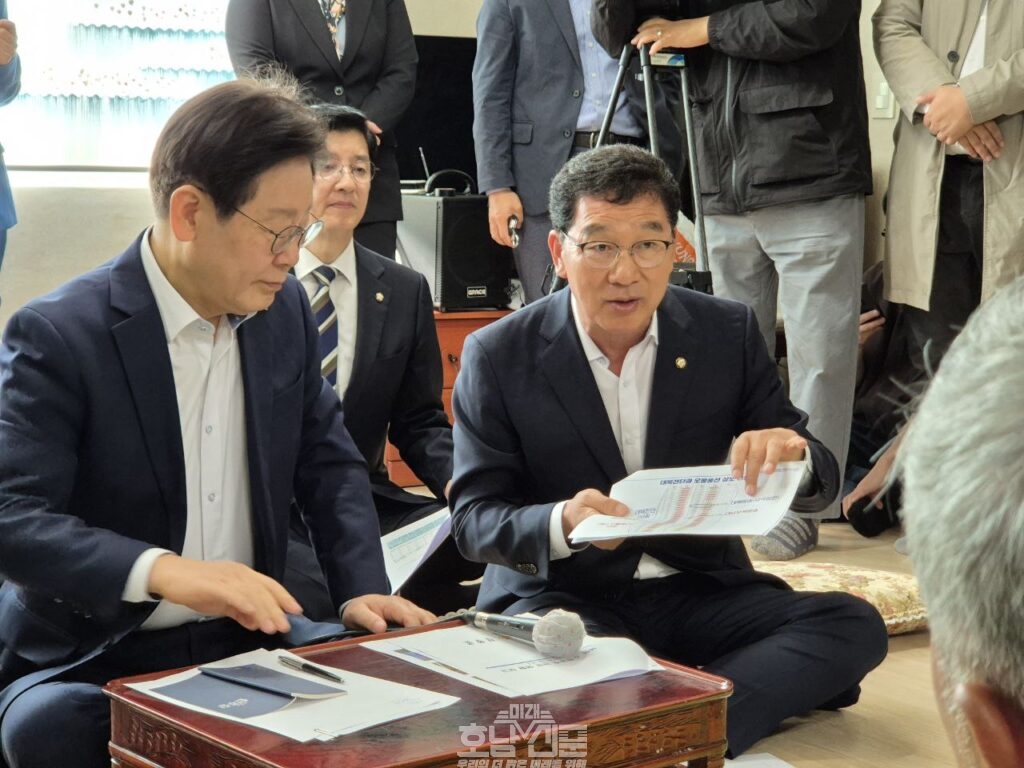 북한의 대남 방송 소음으로 고통받고 있는 주민들의 목소리를 직접 듣기 위해 강화도 당산리 주민들과 간담회를 개최한 더불어민주당 이재명당대표와 신정훈 행안위원장및 당지도부