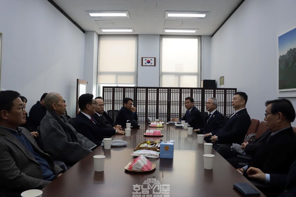 5·18 단체 관계자들, 신정훈 의원과 강기정 광주광역시장, 국회서 양부남 의원 만나