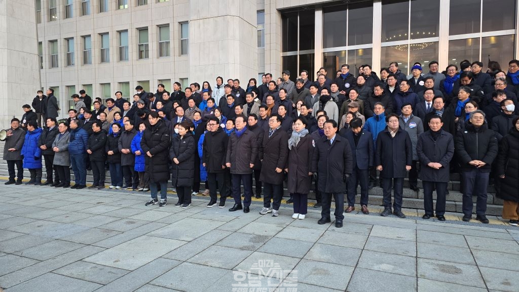 국회의사당 정문 앞 