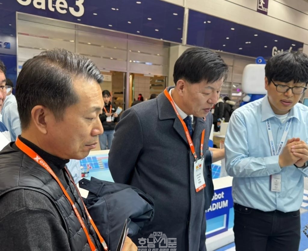 제22회 '교육이 미래다' 대한민국 교육박람회 부스관계자의 설명을 경청중인 전남도의회 교육위원회