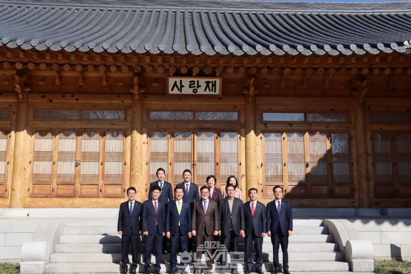 국회 사랑재에서 열린 대한민국시도의회의장단협의회 의장단과의 간담회