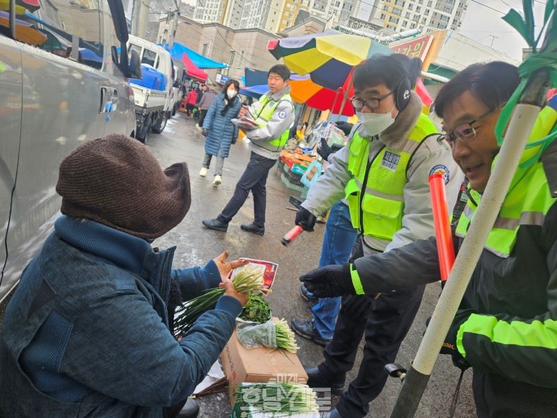 화순군 자율방범대 화순읍대(대장 구병찬)의
설맞이 전통시장 범죄예방 캠페인의 따뜻한 온기나눔