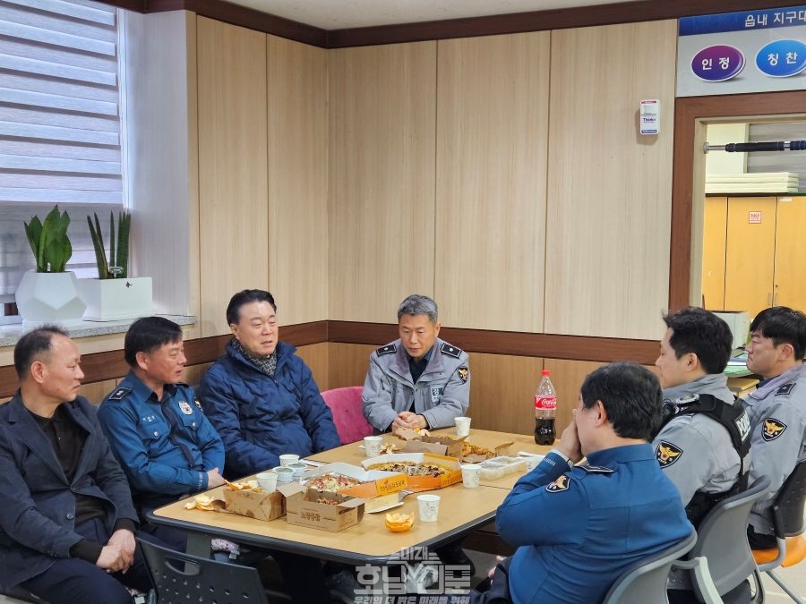 구복규 화순군수, 읍내지구대를 방문하여 격려하는 모습