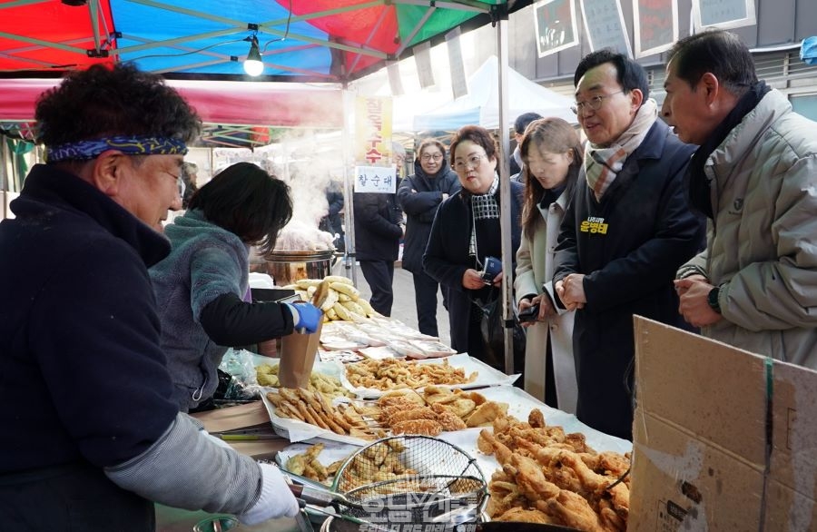 설맞이 전통시장 장보기 행사에 참여하고 있는 윤병태 나주시장
