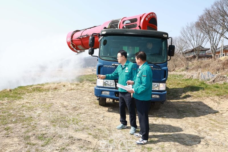 고병원성 ai 하천방역 현장을 점검 중인 구복규 화순군수