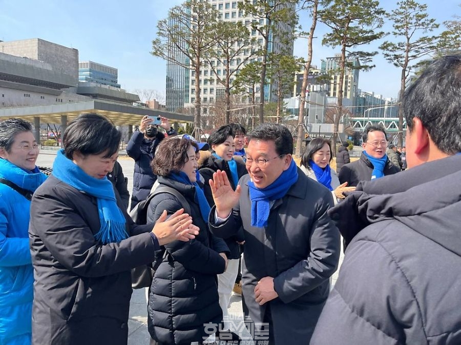 광화문 긴급 시국선언 참석한 신정훈의원이 참석자들에 인사를하는모습