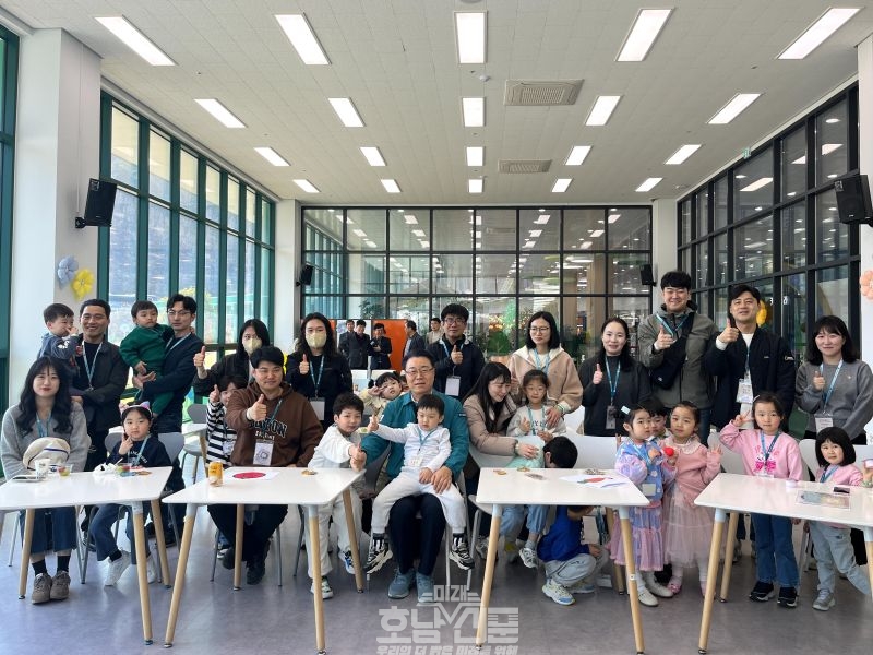 구복규 군수와 워크숍 참가 직원 및 자녀들의 단체사진