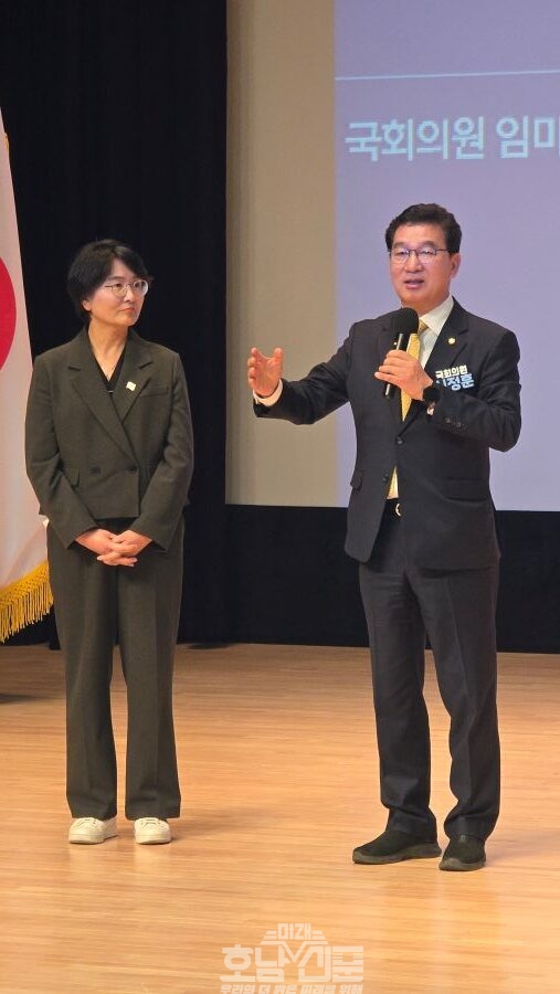 발언중인 모습의 신정훈 의원