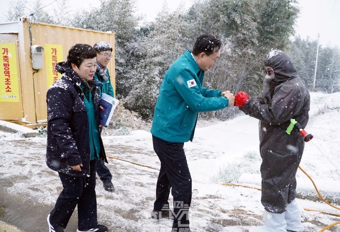 윤병태 나주시장, 반남면 구제역 방역 초소 현장 점검