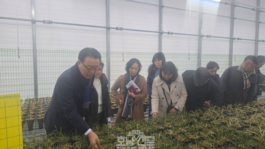 화순군 능주면 위치한 난실에서 설명중인 구복규 화순군수