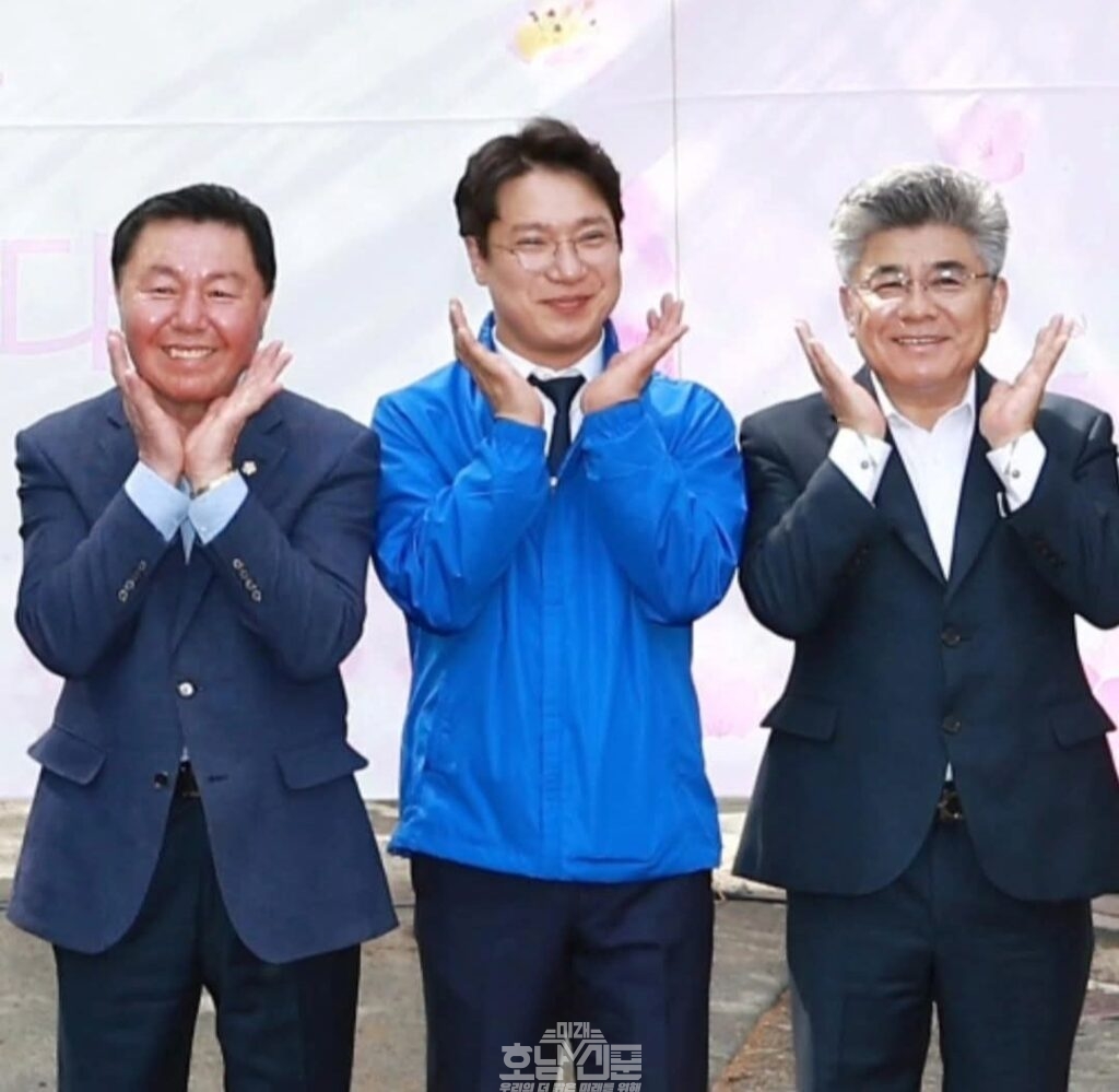 봄꽃축제 개막식 기념촬영 화순군의회(왼쪽부터) 오형열의장, 강재홍 군의원, 김석봉 군의원