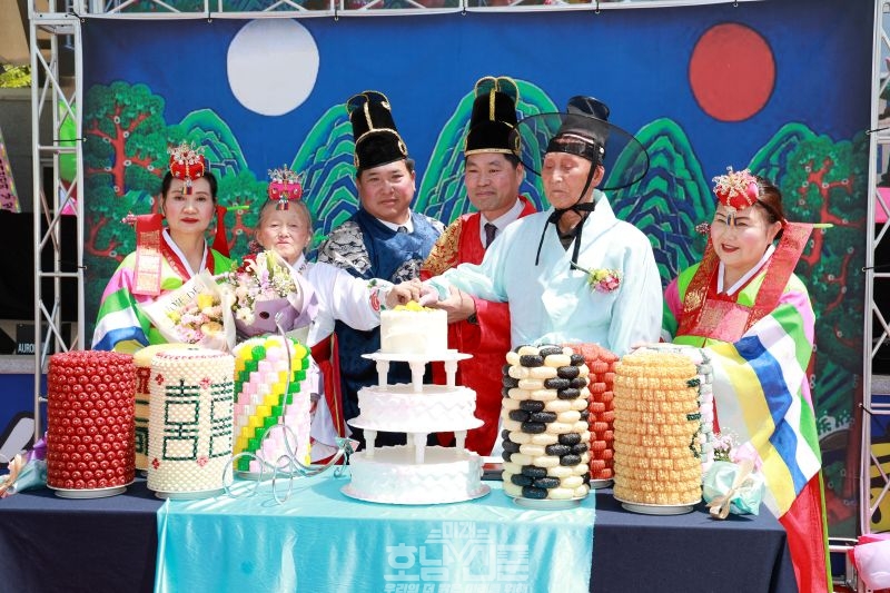 제35회 이서면민의 날 및 경로위안잔치 양로연 재현 모습(왼쪽 두번째부터 최병순(93세) 어르신 손홍규 이서번영회장 최종대~