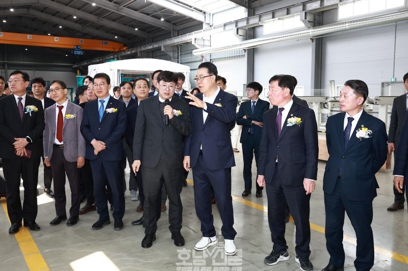 화순군 목재산업단지(이양농공단지 내) 공장 내부를 둘러보는 행사 참가자들 모습