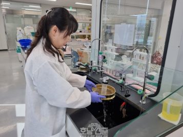 1. 농산물안전분석센터 토양검정 담당자가 체가름법으로 성토토양 모래함량을 분석하고 있는 모습