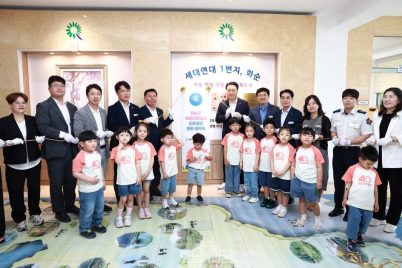 화순군 아동친화도시 인증 현판 제막식 모습